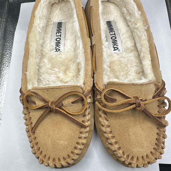 Minnetonka Women's Brown Moccasins with Bow Detail - Picture 2 of 6